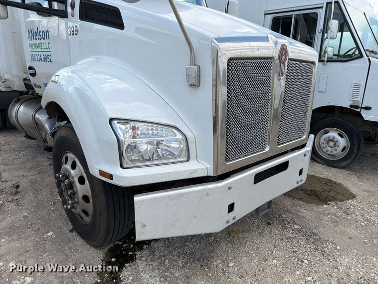 image for item YA2741 2022 Kenworth T880 semi truck