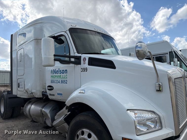 image for item YA2741 2022 Kenworth T880 semi truck