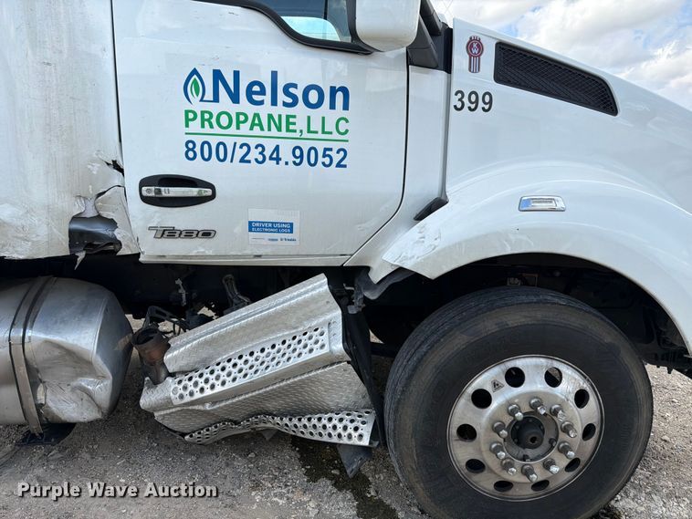 image for item YA2741 2022 Kenworth T880 semi truck