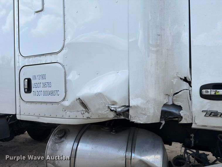 image for item YA2741 2022 Kenworth T880 semi truck