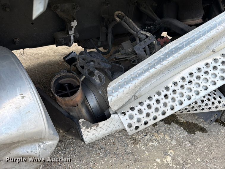 image for item YA2741 2022 Kenworth T880 semi truck