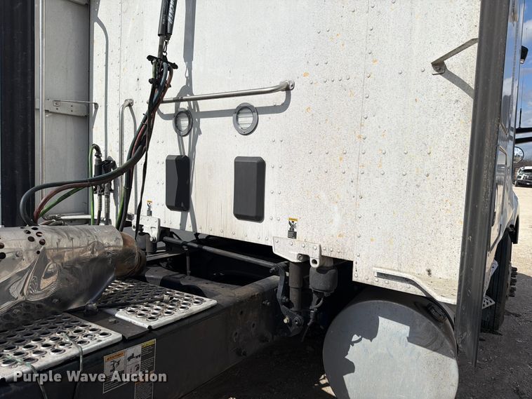 image for item YA2741 2022 Kenworth T880 semi truck