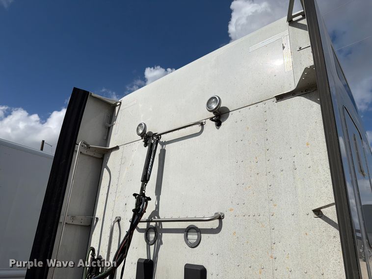image for item YA2741 2022 Kenworth T880 semi truck
