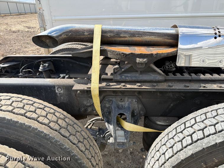 image for item YA2741 2022 Kenworth T880 semi truck