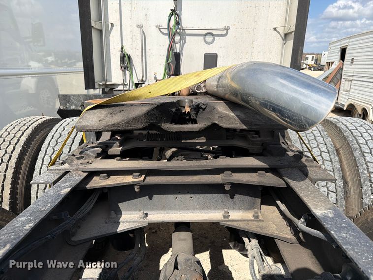 image for item YA2741 2022 Kenworth T880 semi truck