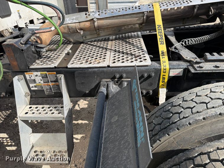 image for item YA2741 2022 Kenworth T880 semi truck