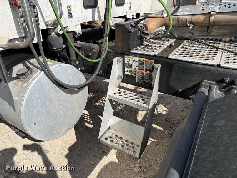 image for item YA2741 2022 Kenworth T880 semi truck
