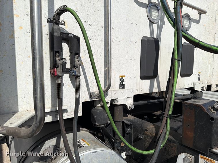 image for item YA2741 2022 Kenworth T880 semi truck