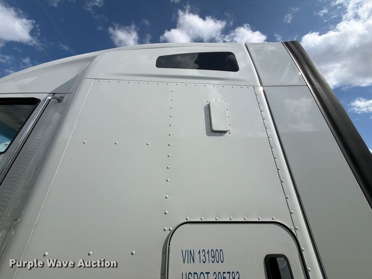image for item YA2741 2022 Kenworth T880 semi truck