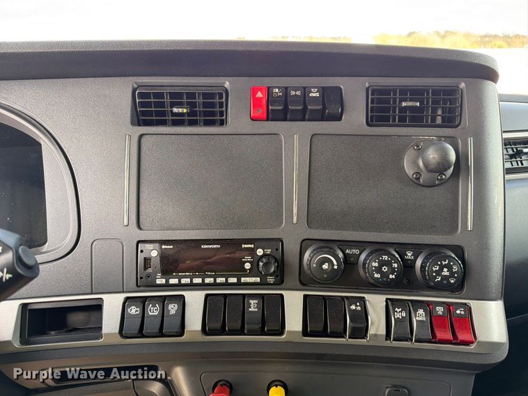 image for item YA2741 2022 Kenworth T880 semi truck