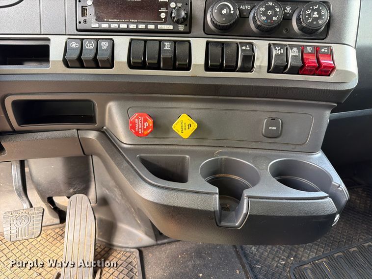 image for item YA2741 2022 Kenworth T880 semi truck