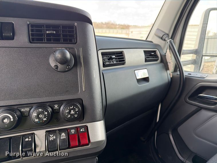image for item YA2741 2022 Kenworth T880 semi truck