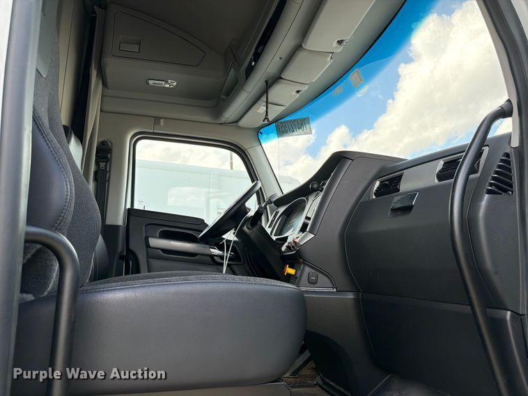 image for item YA2741 2022 Kenworth T880 semi truck