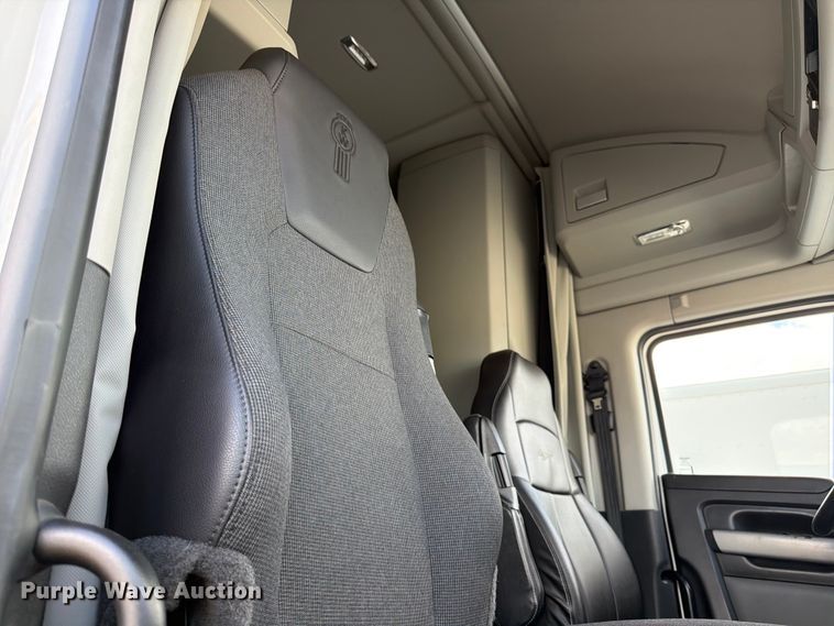 image for item YA2741 2022 Kenworth T880 semi truck
