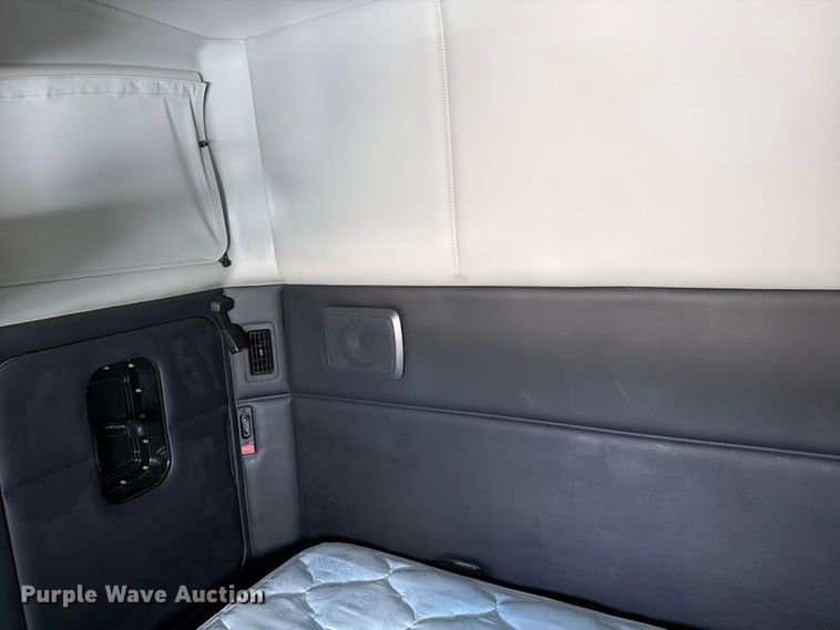 image for item YA2741 2022 Kenworth T880 semi truck
