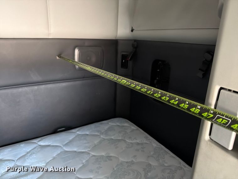 image for item YA2741 2022 Kenworth T880 semi truck
