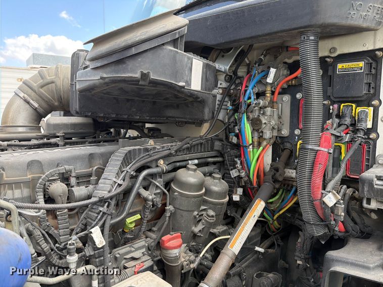 image for item YA2741 2022 Kenworth T880 semi truck