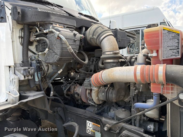 image for item YA2741 2022 Kenworth T880 semi truck