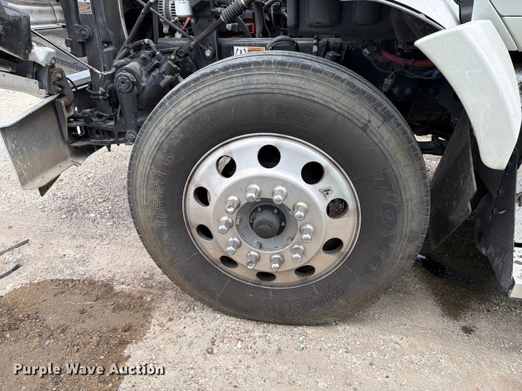 image for item YA2741 2022 Kenworth T880 semi truck