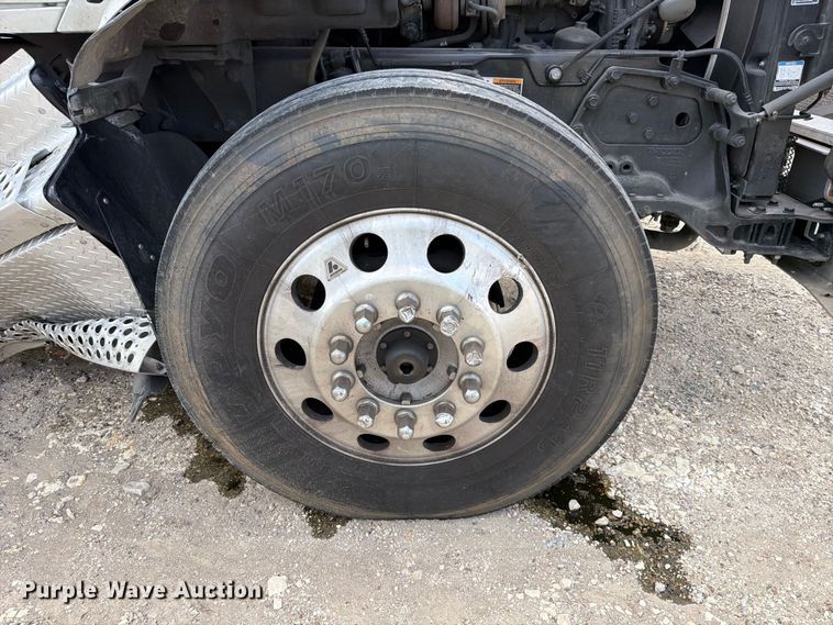 image for item YA2741 2022 Kenworth T880 semi truck