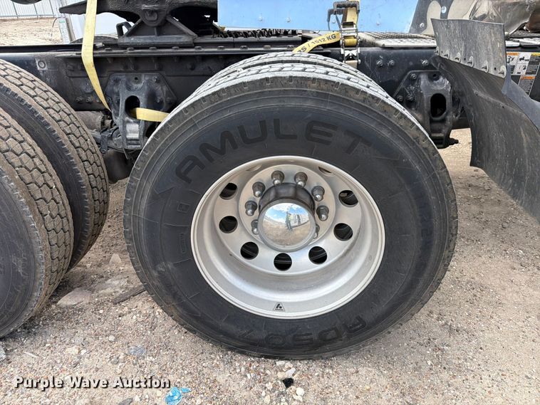 image for item YA2741 2022 Kenworth T880 semi truck