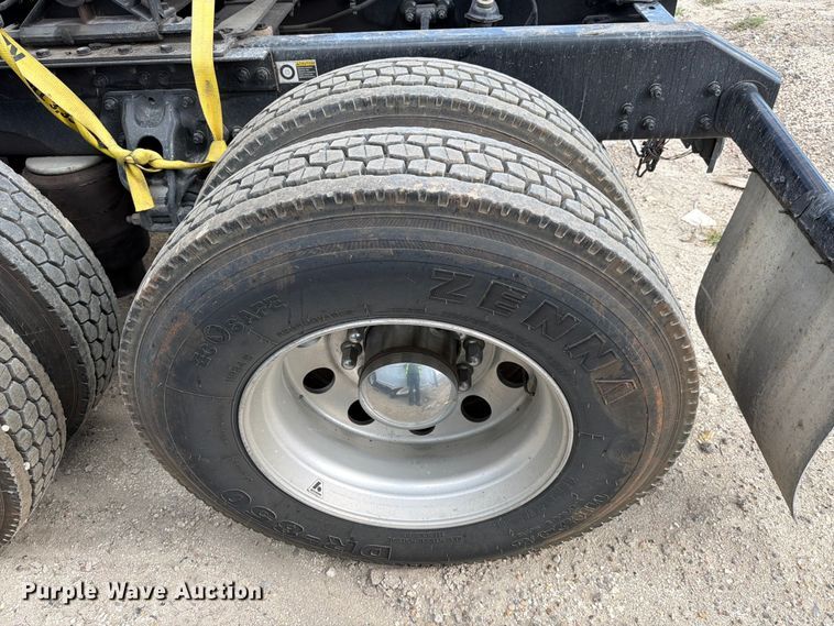 image for item YA2741 2022 Kenworth T880 semi truck