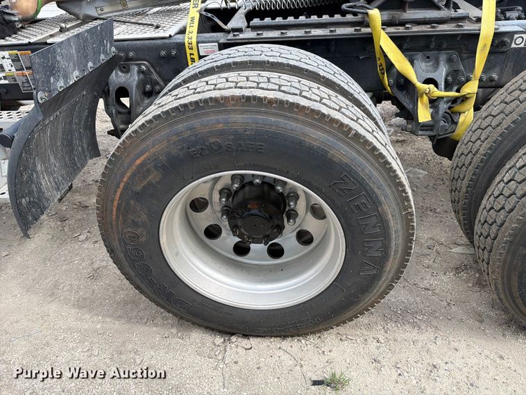 image for item YA2741 2022 Kenworth T880 semi truck