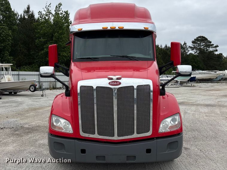 image for item YA2954 2020 Peterbilt 579 semi truck