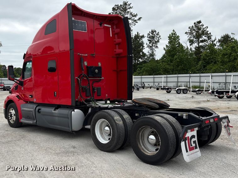image for item YA2954 2020 Peterbilt 579 semi truck
