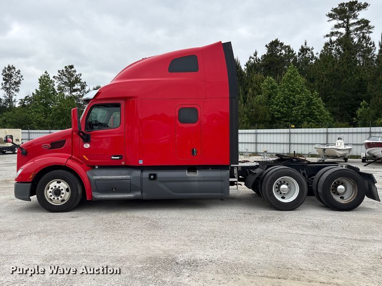 image for item YA2954 2020 Peterbilt 579 semi truck