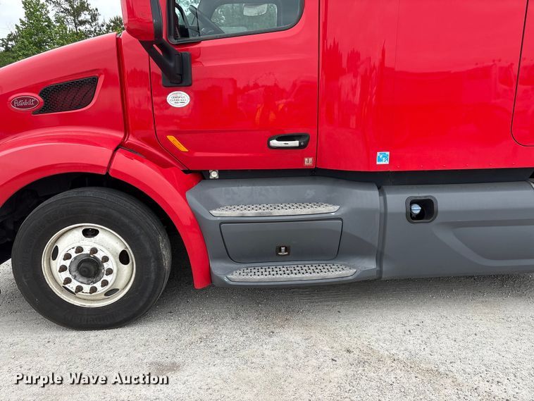 image for item YA2954 2020 Peterbilt 579 semi truck