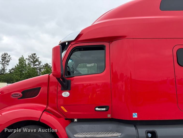 image for item YA2954 2020 Peterbilt 579 semi truck