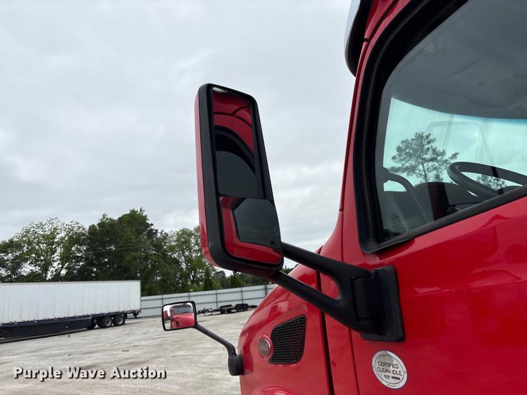 image for item YA2954 2020 Peterbilt 579 semi truck