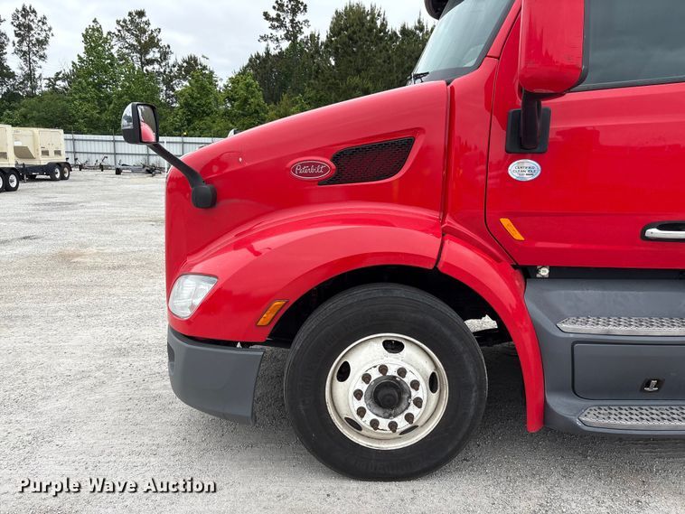 image for item YA2954 2020 Peterbilt 579 semi truck