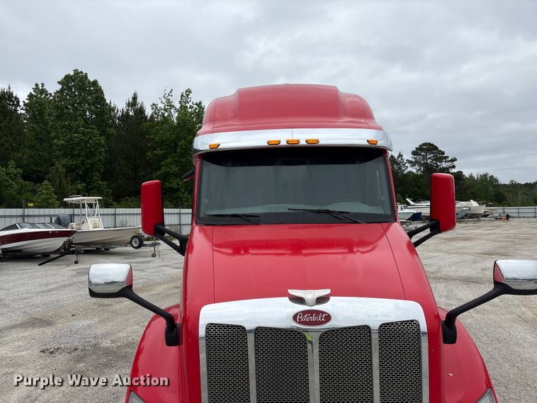 image for item YA2954 2020 Peterbilt 579 semi truck