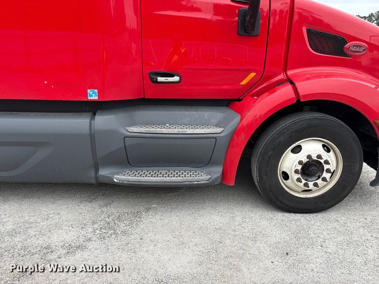image for item YA2954 2020 Peterbilt 579 semi truck