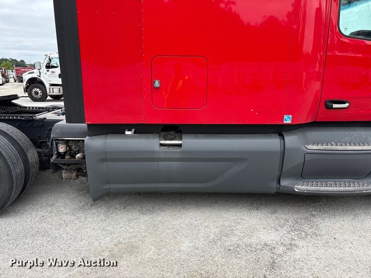 image for item YA2954 2020 Peterbilt 579 semi truck