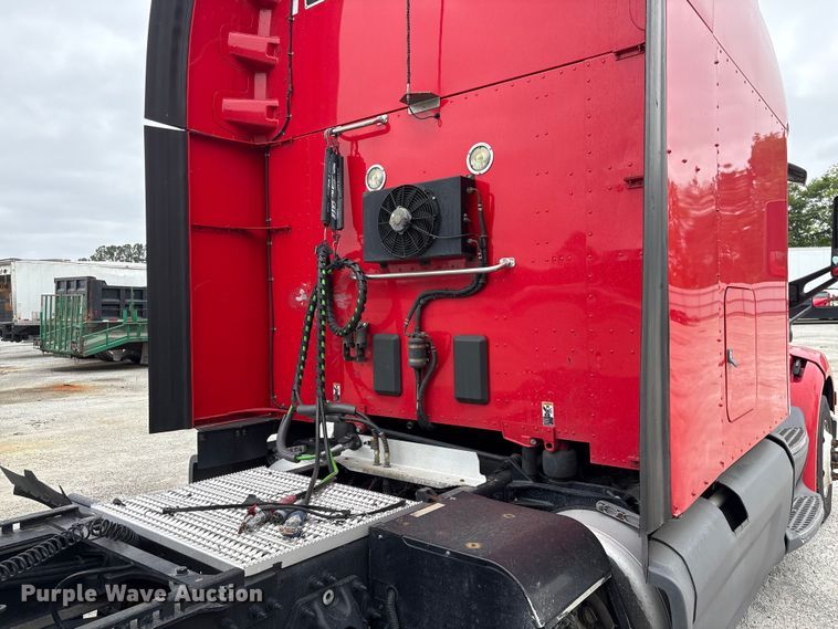 image for item YA2954 2020 Peterbilt 579 semi truck