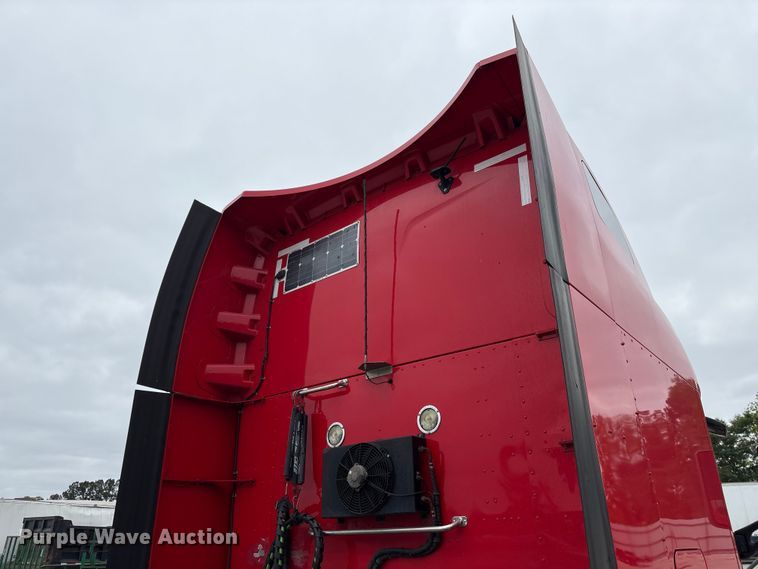 image for item YA2954 2020 Peterbilt 579 semi truck