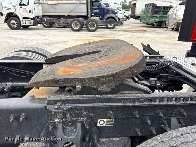 image for item YA2954 2020 Peterbilt 579 semi truck