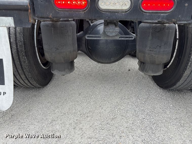 image for item YA2954 2020 Peterbilt 579 semi truck