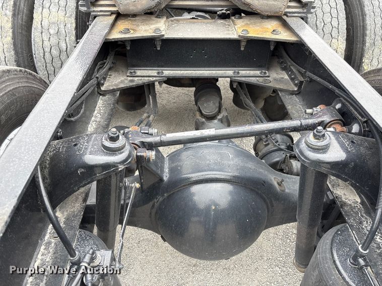 image for item YA2954 2020 Peterbilt 579 semi truck