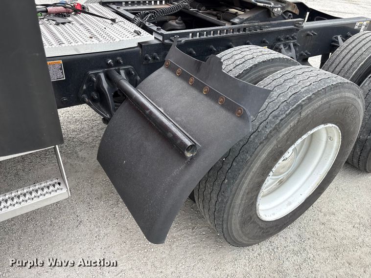 image for item YA2954 2020 Peterbilt 579 semi truck