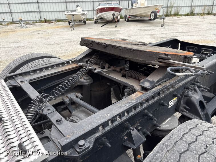 image for item YA2954 2020 Peterbilt 579 semi truck