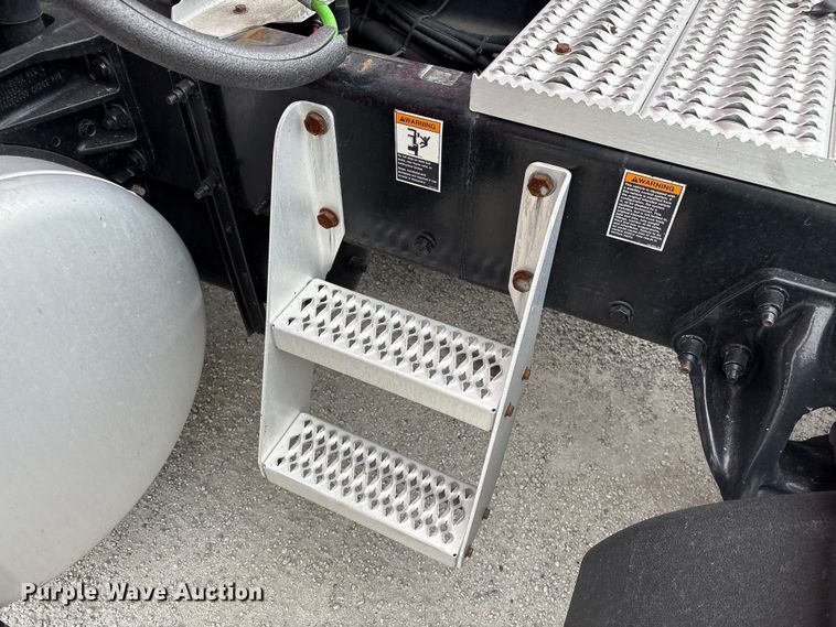 image for item YA2954 2020 Peterbilt 579 semi truck