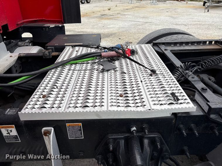 image for item YA2954 2020 Peterbilt 579 semi truck