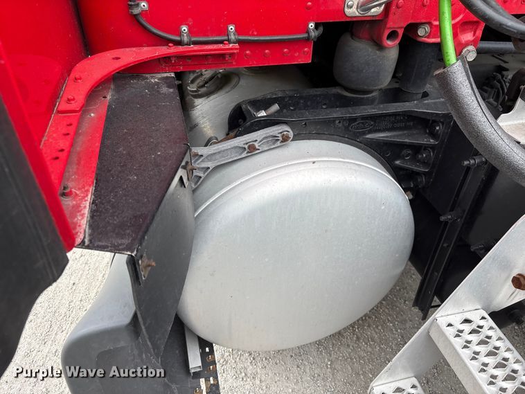 image for item YA2954 2020 Peterbilt 579 semi truck