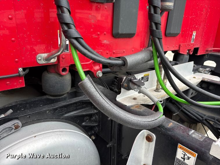 image for item YA2954 2020 Peterbilt 579 semi truck