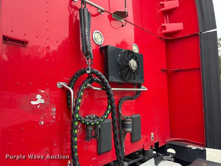 image for item YA2954 2020 Peterbilt 579 semi truck