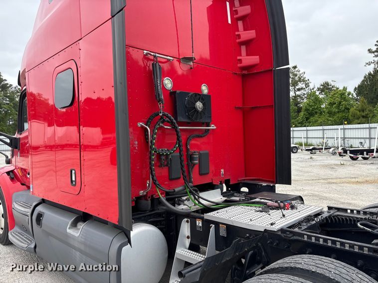 image for item YA2954 2020 Peterbilt 579 semi truck